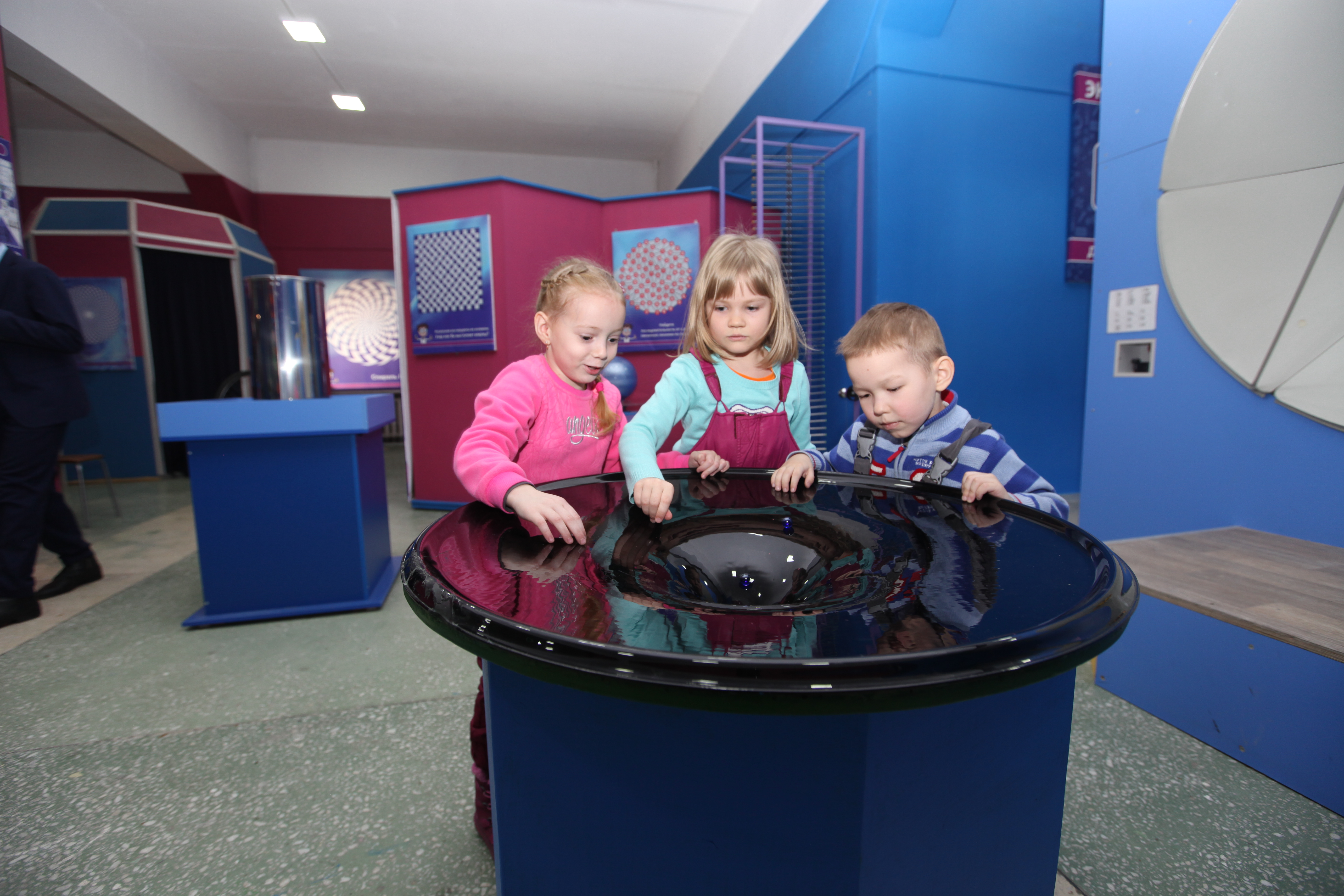 Черная дыра большая