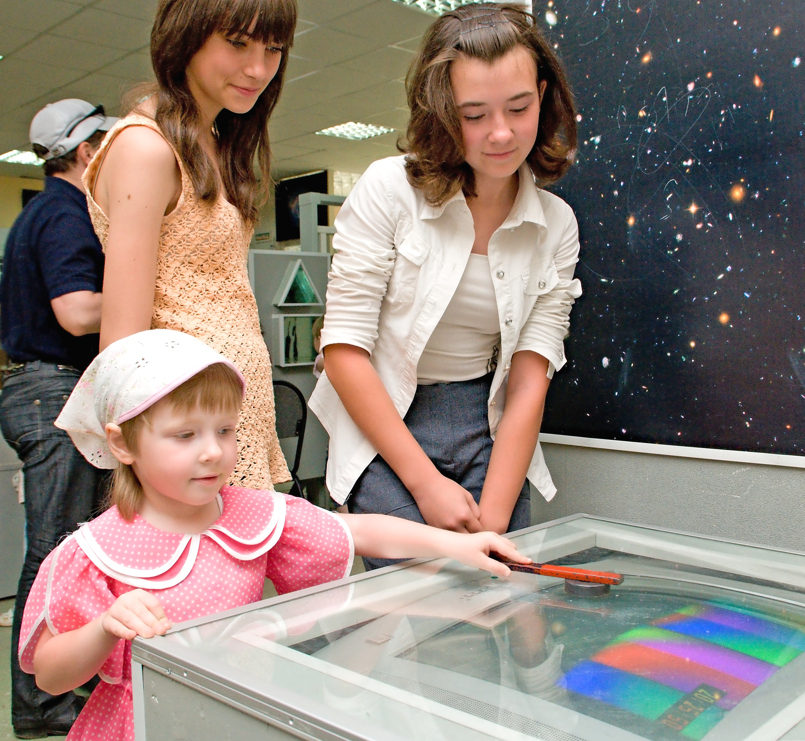 Телевизор и магнит